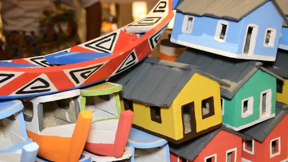Barcos, canoas e casas de miriti